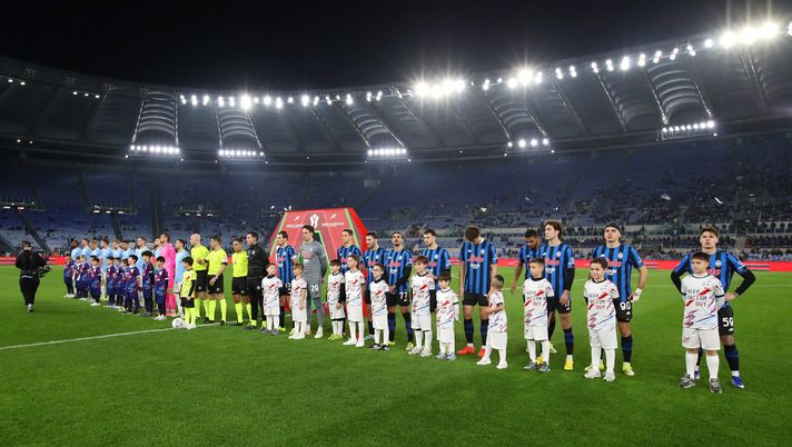 ROME, ITALY - MARCH 04: General view inside the stadium as both sides line up prior to the Coppa Italia match between SS Lazio and Atalanta BC at Olimpico Stadium on March 04, 2026 in Rome, Italy. (Photo by Paolo Bruno/Getty Images) Lazio, Mattei: “Oggi un’altra gara inutile. La sfida con l’Atalanta vale una stagione” - immagine 1