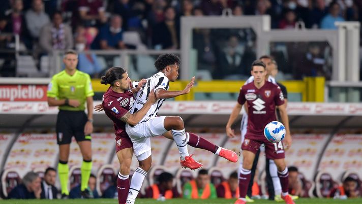 TURIN, ITALY - OCTOBER 02: Juan Cuadrado of Juventus fights for the ball with Ricardo Rodriguez of Torino FC during the Serie A match between Torino FC v Juventus at Stadio Olimpico di Torino on October 02, 2021 in Turin, Italy. (Photo by Daniele Badolato - Juventus FC/Juventus FC via Getty Images) torino-juventus