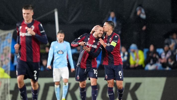 VIGO, SPAIN - DECEMBER 11: Federico Bernardeschi of Bologna (L) celebrates scoring his team's first goal with teammate Nikola Moro (R) during the UEFA Europa League 2025/26 League Phase MD6 match between Real Club Celta and Bologna FC 1909 at Estadio Balaidos on December 11, 2025 in Vigo, Spain. (Photo by Jose Manuel Alvarez Rey/Getty Images) Bernardeschi: “Gara fondamentale, era importante vincere. Juve? Sarà emozionante” - immagine 1