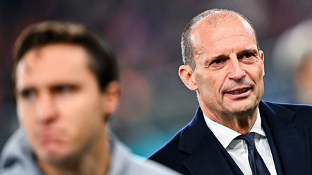 GENOA, ITALY - DECEMBER 15: Massimiliano Allegri, head coach of Juventus (right), walks past Federico Chiesa of Juventus prior to kick-off in the Serie A TIM match between Genoa CFC and Juventus at Stadio Luigi Ferraris on December 15, 2023 in Genoa, Italy. (Photo by Simone Arveda/Getty Images) Milan Allegri Chiesa
