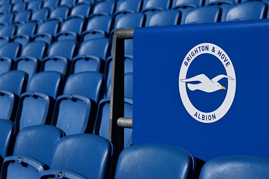 Una vista dettagliata del logo del Brighton & Hove Albion sugli spalti prima della partita dei quarti di finale della Emirates FA Cup tra Brighton & Hove Albion e Nottingham Forest all'Amex Stadium giocata il 29 marzo 2025 a Brighton, Inghilterra. (Photo by Mike Hewitt/Getty Images) Premier League in crisi: spese record ma molti club a rischio fallimento- immagine 3