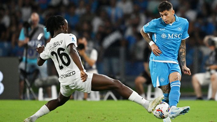NAPOLI, ITALY - AUGUST 31: Mathias Olivera of SSC Napoli battles for possession with Woyo Coulibaly of Parma during the Serie A match between Napoli and Parma at Stadio Diego Armando Maradona on August 31, 2024 in Napoli, Italy. (Photo by Francesco Pecoraro/Getty Images) Napoli-Parma, Conte cambia le carte in tavola sugli esterni: dentro Spinazzola! - immagine 1