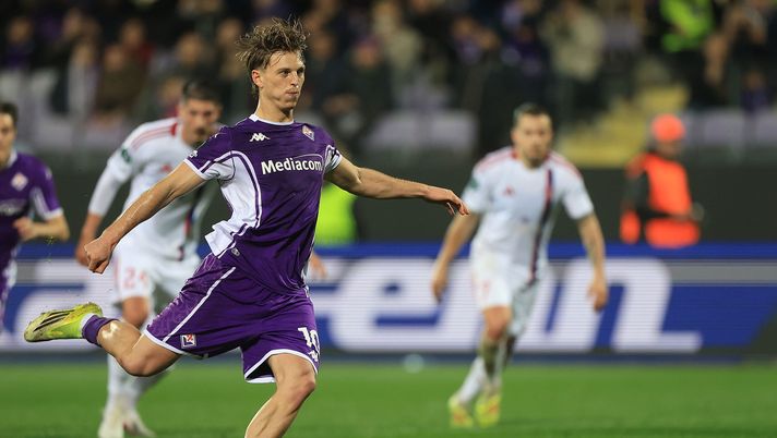 FLORENCE, ITALY - MARCH 12: Albert Gudmundsson ac f scores a goal during the UEFA Conference League 2025/26 round of 16 first leg match between ACF Fiorentina and Rakow Czestochowa at Stadio Artemio Franchi on March 12, 2026 in Florence, Italy. (Photo by Gabriele Maltinti/Getty Images) Gudmundsson, casa svaligiata mentre era in campo: “Offro ricompensa per chi ha informazioni” - immagine 1