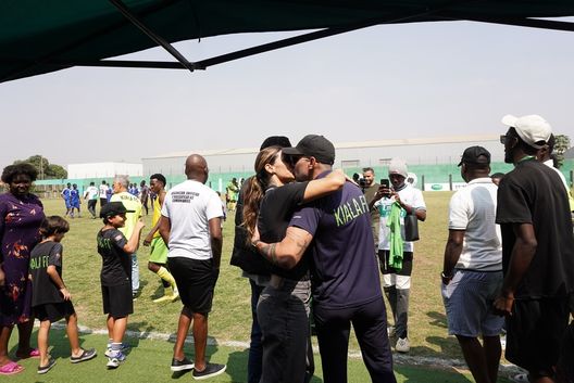 La cantate Kelly Kay bacia suo marito, entrambi fondatori del Kiala, club dell'Angola (foto Instagram) Dalla musica al calcio: la cantante Kelly Key alla guida di una squadra in Angola- immagine 2