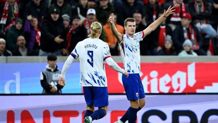 LINZ, AUSTRIA - OCTOBER 13: Alexander Sorloth of Norway celebrates scoring his team's first goal with teammate Erling Haaland during the UEFA Nations League 2024/25 League B Group B3 match between Austria and Norway at Raiffeisen Arena on October 13, 2024 in Linz, Austria. (Photo by Christian Bruna/Getty Images) estonia norvegia pronostico