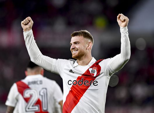 BUENOS AIRES, ARGENTINA - JULY 28: Lucas Beltran of River Plate celebrates after scoring the team's first goal during the match between River Plate and Racing as part of Liga Profesional 2023 at Estadio Mas Monumental Antonio Vespucio Liberti on July 28, 2023 in Buenos Aires, Argentina. (Photo by Marcelo Endelli/Getty Images) Beltran “Russell” ed “Émile” Nzola: crolla il tempo delle cattedrali- immagine 3