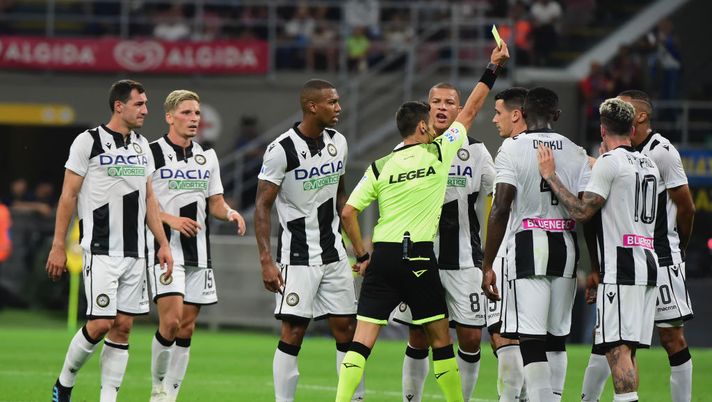 MILAN, ITALY - SEPTEMBER 14: Referee Maurizio Mariani gives a red card to Udinese's Argentinian forward Rodrigo de Paul as Udinese's Brazilian defender Rodrigo Becao reacts during the Serie A match between FC Internazionale and Udinese Calcio at Stadio Giuseppe Meazza on September 14, 2019 in Milan, Italy. (Photo by Pier Marco Tacca - Inter/FC Internazionale via Getty Images) Derby a Istanbul fra ex Udinese: Becao vicino al Fenerbahce, Pereyra al Besiktas - immagine 1