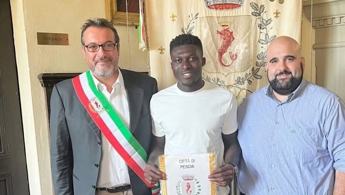 FOTO – Da Alfred ad Alfredo: Duncan diventa un cittadino di Pescia FOTO – Da Alfred ad Alfredo: Duncan diventa un cittadino di Pescia - immagine 1