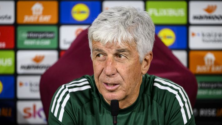 ROME, ITALY - OCTOBER 22: AS Roma coach Gian Piero Gasperini during press conference at Centro Sportivo Fulvio Bernardini on October 22, 2025 in Rome, Italy. (Photo by Luciano Rossi/AS Roma via Getty Images) Gasperini: “Col Milan per misurarci con i più forti. Dybala? Ha ritrovato fiducia” - immagine 1