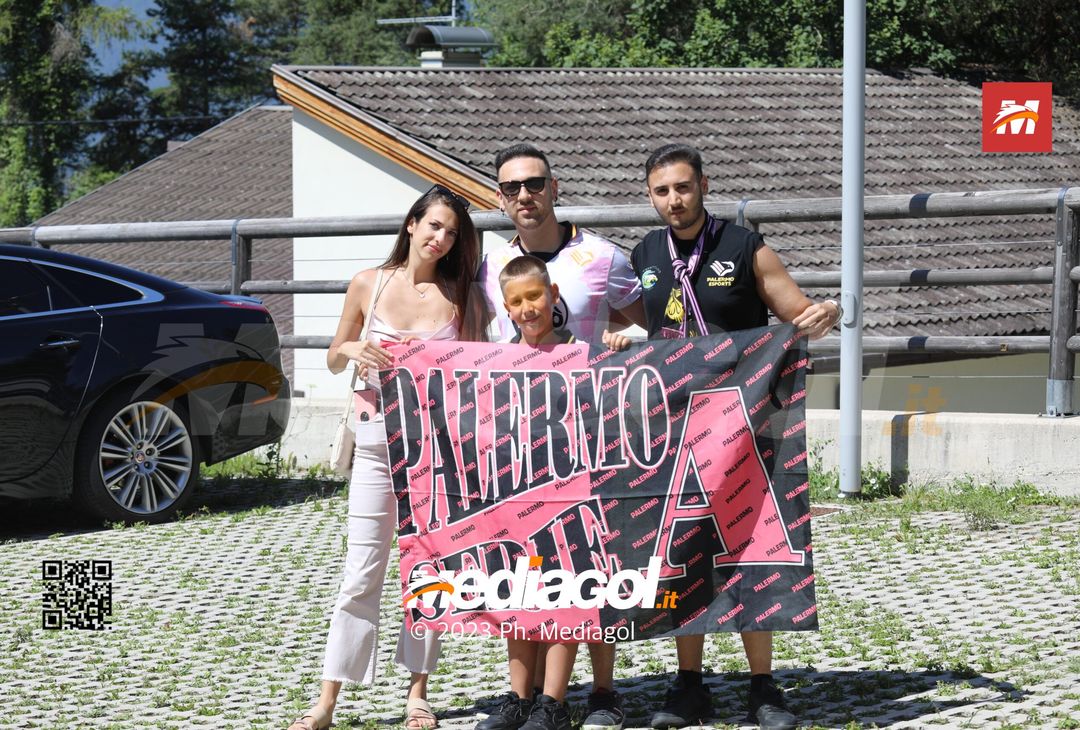 FOTO Palermo, tifosi rosanero accolgono la squadra di Corini in ritiro (GALLERY) - immagine 2