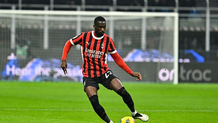 Milan, problema al ginocchio per Tomori: attesi gli esami, è in dubbio per la Roma - immagine 1