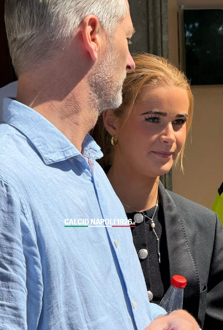 Hojlund è a Villa Stuart con la sua ragazza: gli scatti della bella Laura! - GALLERY