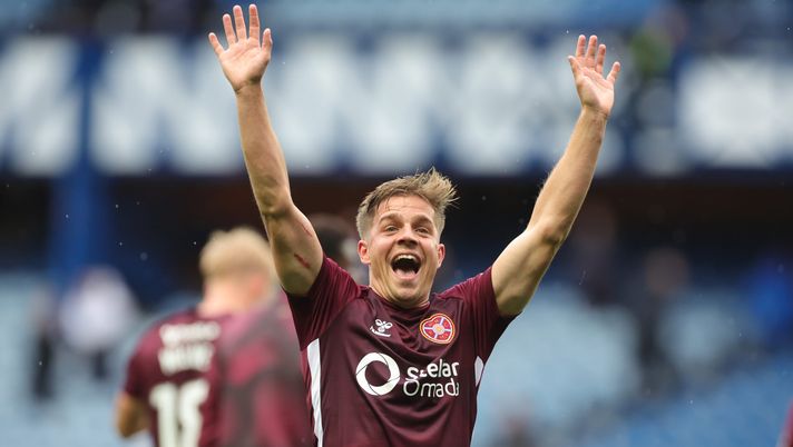 GLASGOW, SCOTLAND - SEPTEMBER 13: Heart of Midlothian's Cameron Devlin celebrates with his teammates after the Scottish Premier League match between Rangers and Heart of Midlothian at Ibrox Stadium on September 13, 2025 in Glasgow, Scotland. (Photo by Steve Welsh/Getty Images) Tre squadre in tre punti: a sei giornate dalla fine la Scottish Premiership è apertissima. Hearts in testa - immagine 1