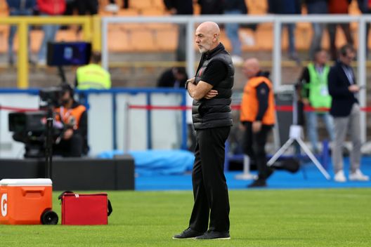 LECCE, ITALY - NOVEMBER 11: Head coach of Milan Stefano Pioli looks on prior to the Serie A TIM match between US Lecce and AC Milan at Stadio Via del Mare on November 11, 2023 in Lecce, Italy. (Photo by Maurizio Lagana/Getty Images) Dal Milan alla Fiorentina: il Lecce continua a stregare Pioli- immagine 4