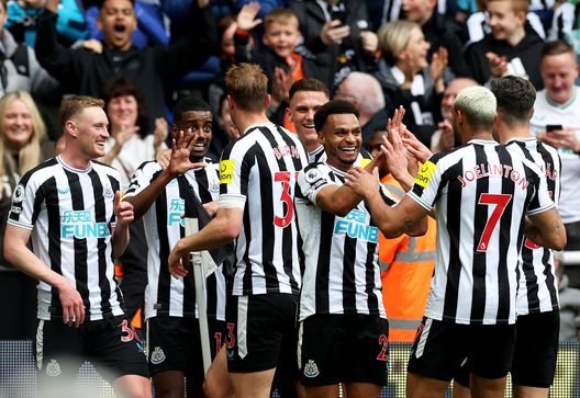 NEWCASTLE UPON TYNE, ENGLAND - APRIL 23: Alexander Isak of Newcastle United ( 2nd from left) celebrates after scoring the team's fifth goal with team mates during the Premier League match between Newcastle United and Tottenham Hotspur at St. James Park on April 23, 2023 in Newcastle upon Tyne, England. (Photo by Clive Brunskill/Getty Images) Newcastle Borussia Dortmund