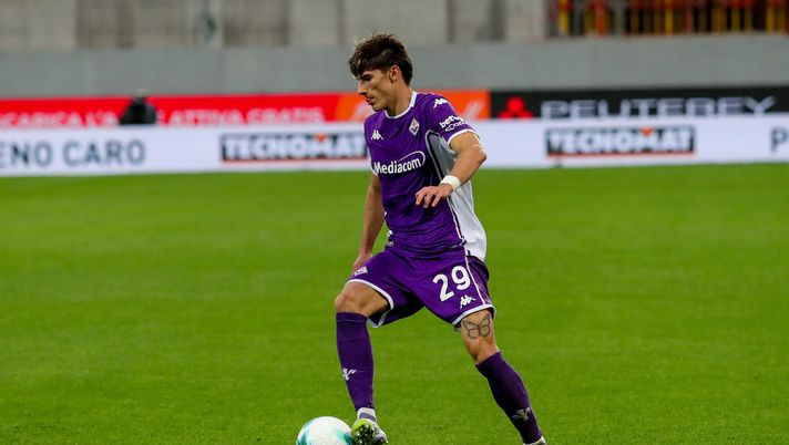 GERMOGLI PH: 2 NOVEMBRE 2025 FIRENZE STADIO ARTEMIO FRANCHI SERIE A FIORENTINA VS LECCE NELLA FOTO FORTINI Baldini elogia Fortini: “Non è l’ultimo arrivato, fa il titolare a Firenze” - immagine 1