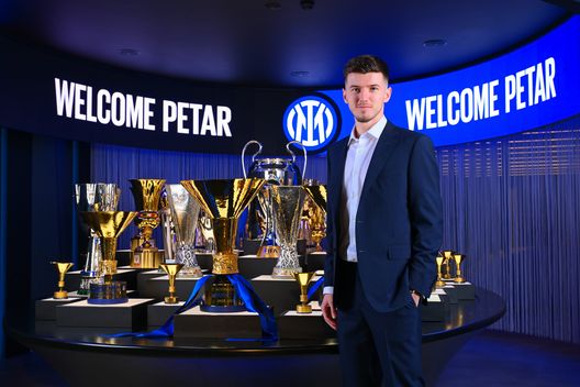 MILANO, ITALIA - 10 FEBBRAIO: L'FC Internazionale presenta il nuovo acquisto Petar Sucic. (Foto di Mattia Pistoia - Inter/Inter tramite Getty Images) Prove generali per l’Inter del futuro: Sucic e Luis Henrique pronti al debutto- immagine 2