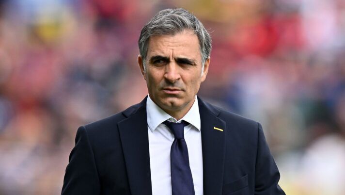 BOLOGNA, ITALY - OCTOBER 06: Fabio Pecchia head coach of Parma calcio looks on during the Serie A match between Bologna and Parma at Stadio Renato Dall'Ara on October 06, 2024 in Bologna, Italy. (Photo by Alessandro Sabattini/Getty Images) Pecchia: “Alleno un top club. Hernani tra poco sarà con noi, Suzuki, Estevez e Delprato…” - immagine 1