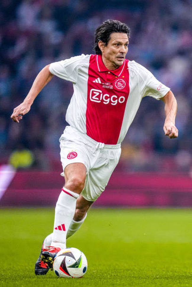 Jari Litmanen durante una partita per l'anniversario dei 125 anni dell'Ajax. Gettyimages. Litmanen torna in campo con il Kalev Tallin a 55 anni: giocherà insieme ai suoi figli- immagine 2