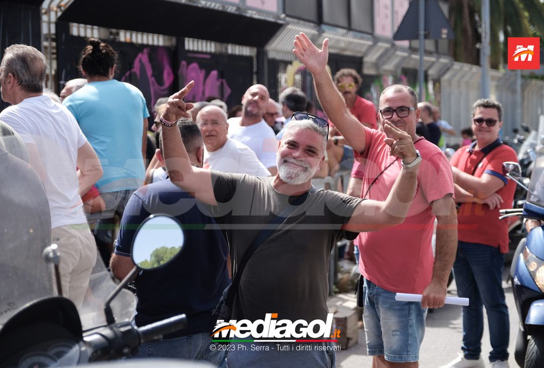 FOTO Palermo, fila al Barbera. Tifosi ritirano la tessera dell’abbonamento (GALLERY) - immagine 5