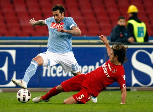 Ezequiel Lavezzi del Napoli contrastato da Daniele Conti del Cagliari durante la Serie A fra SSC Napoli e Cagliari Calcio allo Stadio San Paolo il 20 marzo 2011 a Napoli Napoli Cagliari