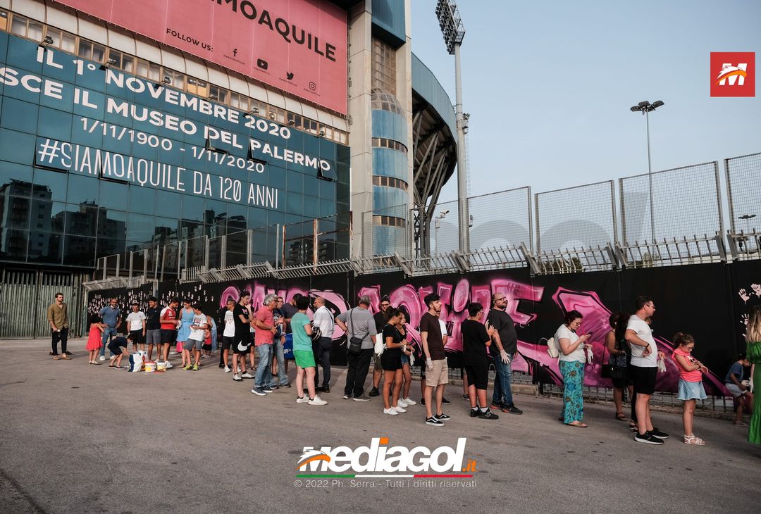FOTO Palermo, le impronte rosa sul murales del ‘Renzo Barbera’ (Gallery) - immagine 94