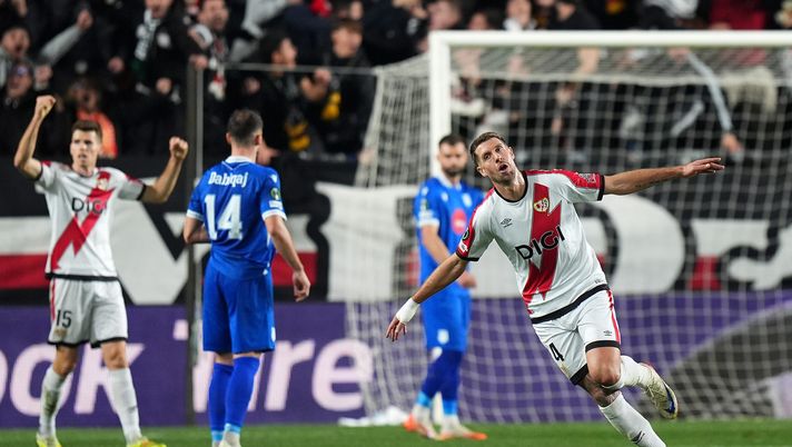 MADRID, SPAIN - DECEMBER 18: Florian Lejeune of Rayo Vallecano celebrates scoring his team's first goal during the UEFA Conference League 2025/26 League Phase MD6 match between Rayo Vallecano de Madrid and FC Drita at Estadio Vallecas on December 18, 2025 in Madrid, Spain. (Photo by Angel Martinez/Getty Images) Coppa del Re, Granada-Vallecano: lo streaming gratis del match - immagine 1