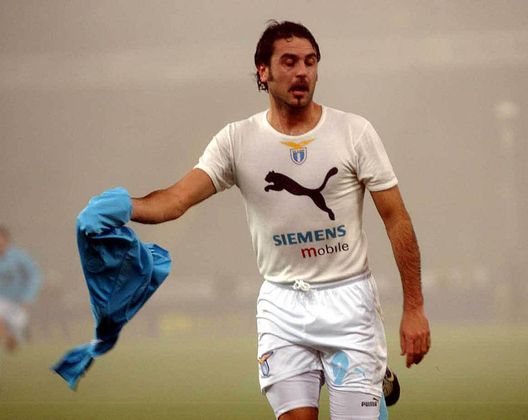 Stefano Fiore della Lazio esulta dopo il gol segnato durante la partita di Serie A tra Lazio e Juventus, giocata allo Stadio Olimpico di Roma, il 15 dicembre 2002. (Foto di Grazia Neri/Getty Images) CUR in Campo, Stefano Fiore risponde presente: una carriera di classe e geometria- immagine 5
