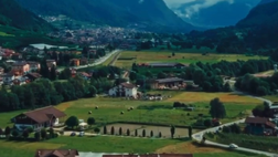 L’azzurro del mare ci appartiene, quello dei monti ci accoglie: omaggio del Napoli