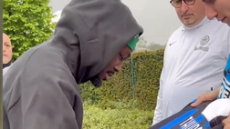 VIDEO / Thuram, autografo al tifoso con la maglia di Lukaku modificata