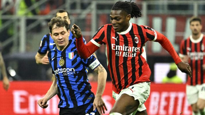 MILAN, ITALY - APRIL 02: Rafael Leao of AC Milan competes for the ball with Nicolò Barella of FC Internazionale during the Coppa Italia Semi Final match between AC Milan and FC Internazionale at Stadio Giuseppe Meazza on April 02, 2025 in Milan, Italy. (Photo by Diego Puletto/AC Milan via Getty Images) Inter-Milan, supplementari in caso di parità? Cosa dice il regolamento della Coppa Italia - immagine 1