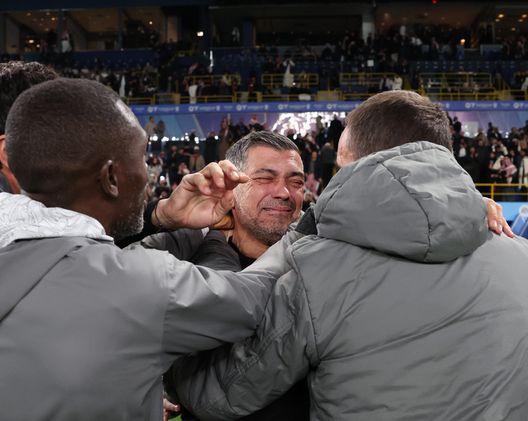 RIYADH, SAUDI ARABIA - JANUARY 06: Head coach AC Milan Sergio Conceicao celebrates after winning the Italian Super Cup Final match between FC Internazionale and AC Milan at Al- Awwal Park Stadium on January 06, 2025 in Riyadh, Saudi Arabia. (Photo by Claudio Villa/AC Milan via Getty Images) conceicao-milan-festa-della-mamma-intervista-video-dichiarazioni