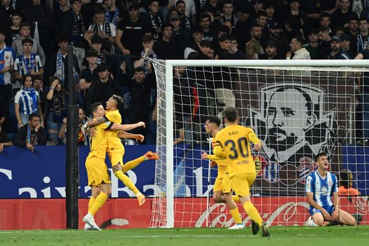 BARCELLONA, SPAGNA - MAGGIO 14: Lewandowski insieme a Raphinha festeggiano il terzo gol contro l'Espanyol nel 2023. (Foto di David Ramos/Getty Images) Espanyol-Barcellona 2-4: il giorno in cui i blaugrana chiusero i conti- immagine 2