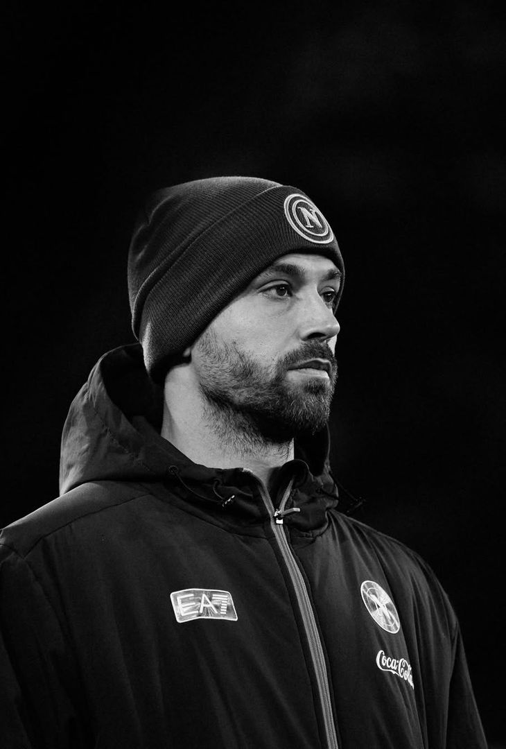 La poca ferocia del primo tempo e la cosiddetta 'cazzimma' mostra nella ripresa: due facce della stessa medaglia che compongono il riassunto 'in bianco e nero' di Napoli-Hellas Verona realizzato dall'admin dell'account Instagram della compagine partenopea.