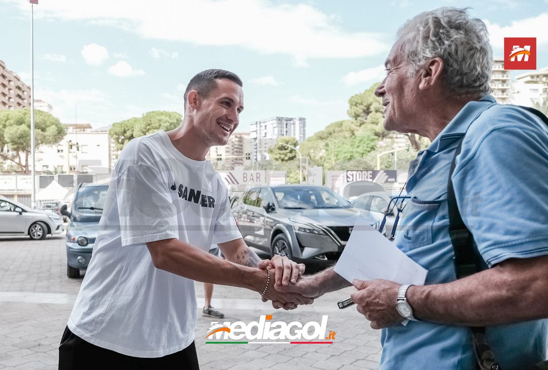 FOTO Palermo, Saric e Vido scattano selfie con i tifosi al Renzo Barbera (GALLERY)- immagine 1