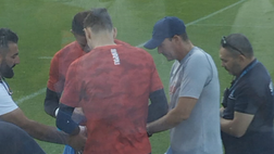 Entusiasmo per Meret e Caprile, firmano maglie e autografi a bordocampo per i tifosi