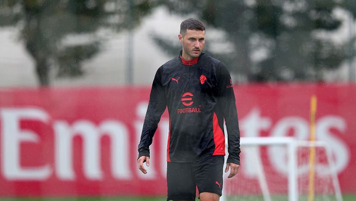 CAIRATE, ITALY - OCTOBER 20: Santiago Gimenez of AC Milan looks on during an AC Milan Training Session at Milanello on October 20, 2025 in Cairate, Italy. (Photo by Giuseppe Cottini/AC Milan via Getty Images) gimenez-infortunio-operazione-mercato-attaccanti-milan