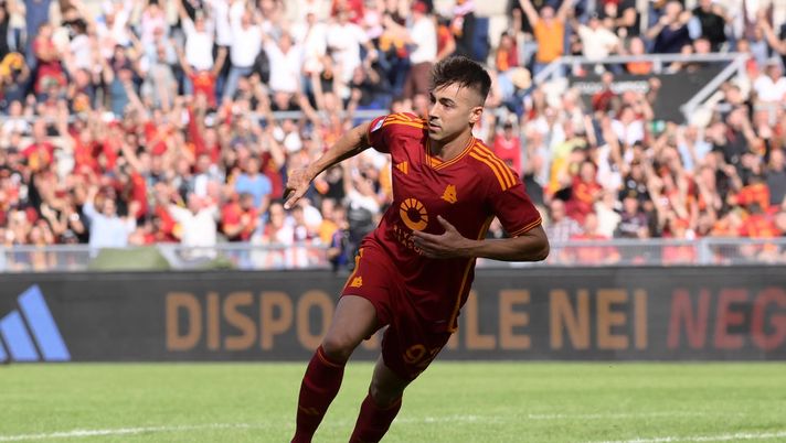 ROME, ITALY - OCTOBER 22: AS Roma player Stephan El Shaarawy celebrates during the Serie A TIM match between AS Roma and AC Monza at Stadio Olimpico on October 22, 2023 in Rome, Italy. (Photo by Luciano Rossi/AS Roma via Getty Images) Elsha sfonda il muro - immagine 1