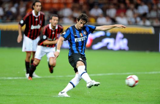MILAN, ITALY - AUGUST 29: Diego Milito of Inter FC scores during the Serie A match between AC Milan and Inter Milan at Stadio Giuseppe Meazza on August 29, 2009 in Milan, Italy. (Photo by Claudio Villa/Getty Images) milan-inter-partite-importanti-storiche-champions-league-formazioni-ricordi-memories-amarcord