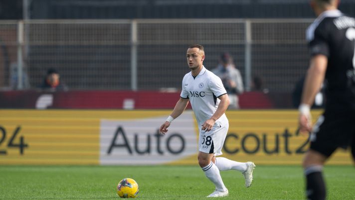COMO, ITALY - FEBRUARY 23: SSC Napoli player Stanislav Lobotka in action during the Serie A match between Como and Napoli at Sinigaglia Stadium on February 23, 2025 in Como, Italy. (Photo by SSC Napoli/Getty Images) Lobotka insufficiente: da un suo errore nasce il raddoppio del Como. I voti - immagine 1