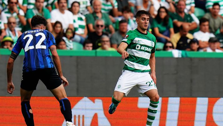 LISBON, PORTUGAL - OCTOBER 5: Ivan Fresneda of Sporting CP with Matteo Ruggeri of Atalanta BC in action during the Group D - UEFA Europa League 2023/24 match between Sporting CP and Atalanta BC at Estadio Jose Alvalade on October 5, 2023 in Lisbon, Portugal. (Photo by Gualter Fatia/Getty Images) Lo volevano Milan e Barça, Sporting operato Fresneda: starà fuori 3 mesi - immagine 1
