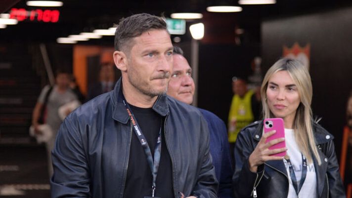 BUDAPEST, HUNGARY - MAY 31: Francesco Totti arrives before the UEFA Europa League 2022/23 final match between Sevilla FC and AS Roma at Puskas Arena on May 31, 2023 in Budapest, Hungary. (Photo by Luciano Rossi/AS Roma via Getty Images) Totti: “Pellegrini tra i più importanti per Italia e Roma. Scamacca migliorato tantissimo” - immagine 1