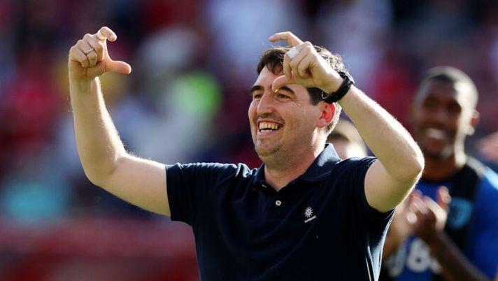 NOTTINGHAM, ENGLAND - MAY 24: Andoni Iraola, Manager of AFC Bournemouth, acknowledges the fans after the Premier League match between Nottingham Forest and Bournemouth at the City Ground on May 24, 2026 in Nottingham, England. (Photo by Matthew Lewis/Getty Images) Moretto – Milan, già incontrato Iraola per la panchina la scorsa settimana: il retroscena - immagine 1