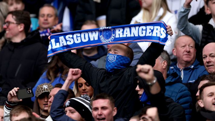 GLASGOW, SCOTLAND - MARCH 16: A Rangers FC fan shows support whilst holding up a scarf prior to the William Hill Premiership match between Celtic FC and Rangers FC at Celtic Park on March 16, 2025 in Glasgow, Scotland. (Photo by Ian MacNicol/Getty Images) Scozia, caos Rangers: i tifosi si oppongono ad un acquisto scrivendo al club - immagine 1