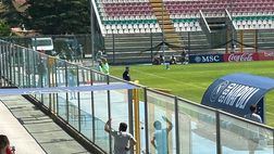 GALLERY Conte rientra in campo dopo la seduta tattica: ovazione dei tifosi