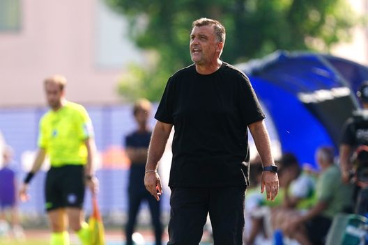 CARATE BRIANZA, ITALY - AUGUST 25: Giovanni Renna, head coach of AC Milan U20 reacts during the match of Primavera 1 between AC Milan U20 and Sassuolo U20 on August 25, 2025 in Carate Brianza, Italy. (Photo by Pier Marco Tacca/AC Milan via Getty Images) milan-primavera-genoa-diretta-live-ultima-ora-partita-sintesi-risultato-finale-goal-lontani-classifica-calendario-campionato-primavera-mister-renna