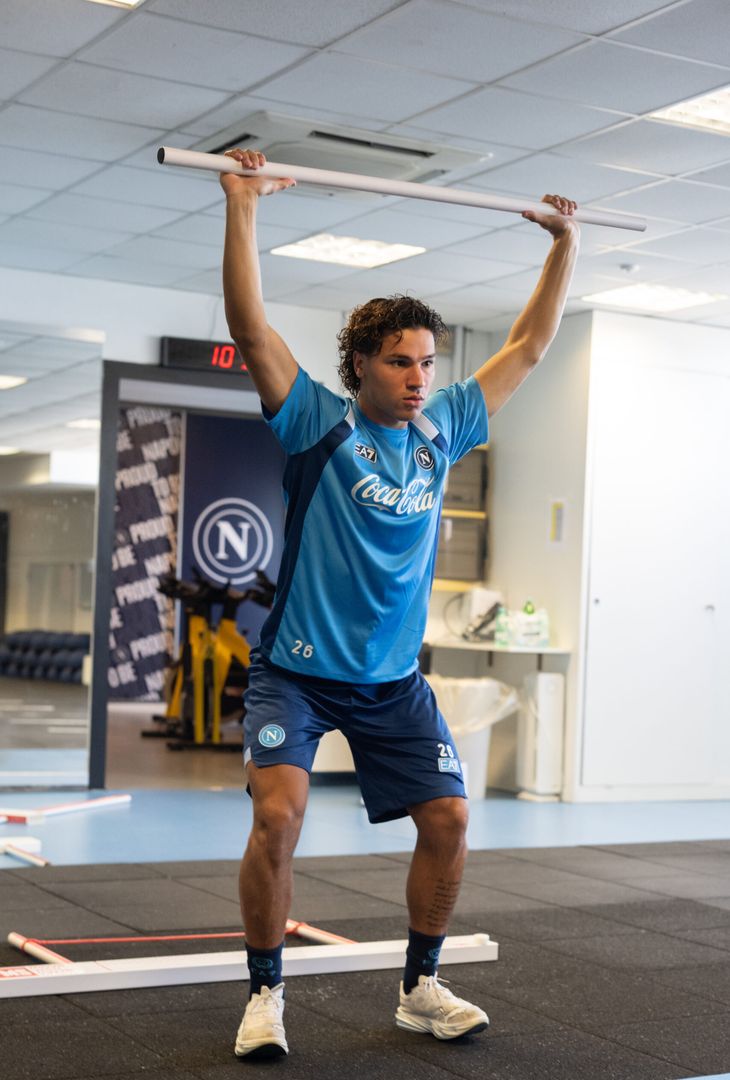 La stagione 2026/27 del Napoli ha avuto ufficialmente inizio: nella mattinata odierna, undici tesserati azzurri, ossia Sam Beukema, Antonio Vergara, Lorenzo Lucca, Rafa Marin, Giovane Santana do Nascimento, Pasquale Mazzocchi, Alex Meret, Miguel Gutierrez, Vanja Milinkovic-Savic, Jesper Lindstrom e Nikita Contini, hanno fatto rientro dalle vacanze e si sono presentati al Training Center di Castel Volturno per cominciare a preparare la prossima annata sotto la gestione di Massimiliano Allegri. Per la prima giornata, ovviamente, i calciatori sono stati semplicemente sottoposti a test atletici e alle visite mediche di rito: qui alcuni scatti della sessione d'allenamento.