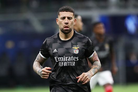 Otamendi con la maglia del Benfica (Foto di Marco Luzzani/Getty Images) Boca Juniors-Benfica, la lite tra Otamendi e Marchesin finisce con una risata- immagine 3