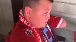 Liverpool, giovane tifoso disabile scoppia in lacrime quando sente inno allo stadio