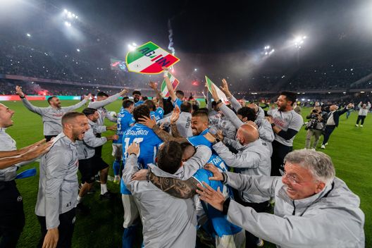 La festa dei giocatori del Napoli e dello staff. (Foto di SSC NAPOLI/SSC NAPOLI via Getty Images) Napoli campione d’Italia, De Laurentiis: “Conte resta? Mai dire mai”- immagine 3